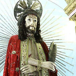 Abriga a famosa escultura de Cristo com cabelos naturais, que é protegida por uma redoma de vidro a prova de balas e está localizada no altar-mor.